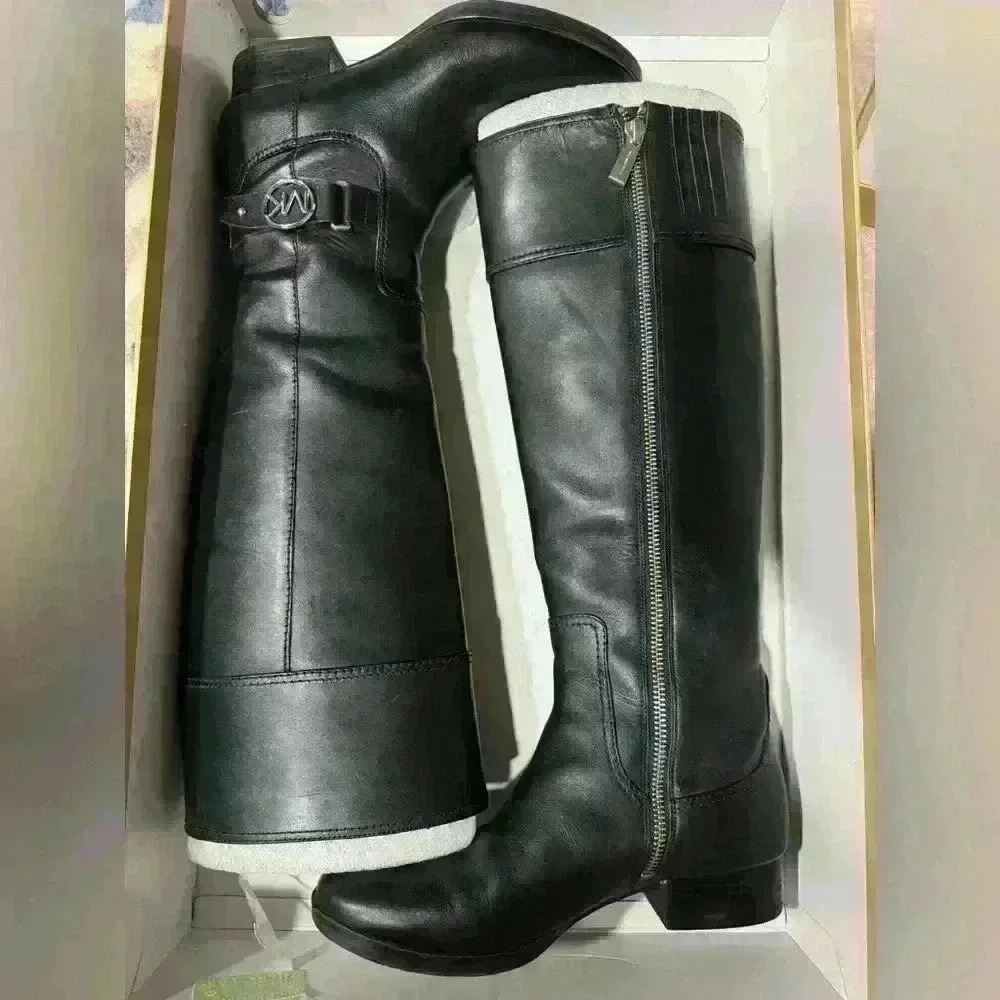 Size six Michael kors black boots still in box - Picture 2 of 4